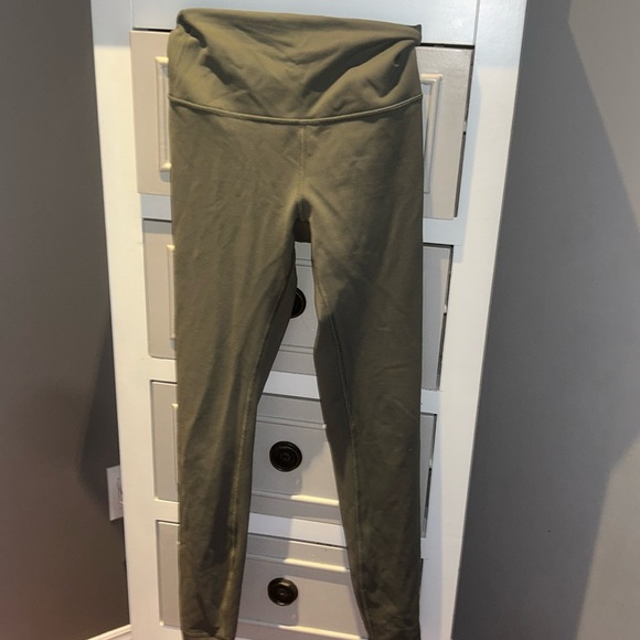 size 4 and a forest green colour - Picture 1 of 3